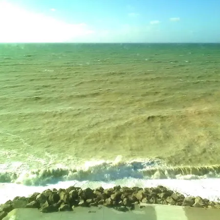 D'une A A 500 M De La Plage Avec Vue Sur La Mer Et Jardin Clos